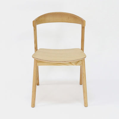 Aggiornate il vostro ristorante o hotel con una sedia da pranzo in legno massello in materiale di telaio in legno di cenere/gomma