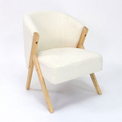 Poltrona da svago in legno massello personalizzabile con design nordico per un salotto confortevole