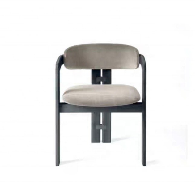 Imballaggio per la posta Nero In legno massello In tessuto Nordic Light Luxury Dining Chair per la sala da pranzo Arredamento che emana lusso